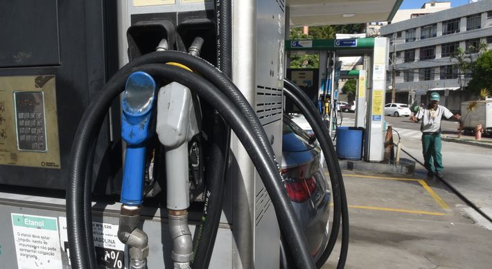 Manutenção da desoneração valerá tanto para o diesel quanto para a gasolina; já o reajuste da tabela do Imposto de Renda não está previsto