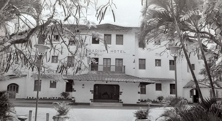 Antigo Radium Hotel, em Guarapari, traz na história o luxo e o abandono. Localizado bem pertinho da Praia da Areia Preta, ele ficou famoso por ser um dos hotéis mais chiques e grandiosos da Região Sudeste