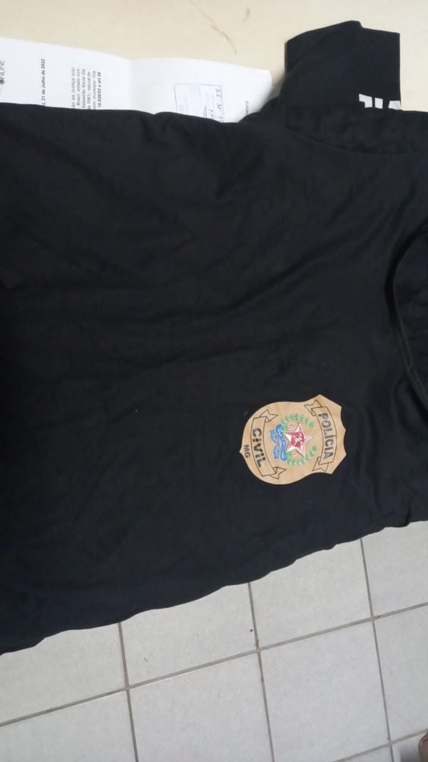 Operação Obituary: uniforme da Polícia Civil de Minas Gerais apreendido em uma das casas  por Divulgação | Polícia Civil