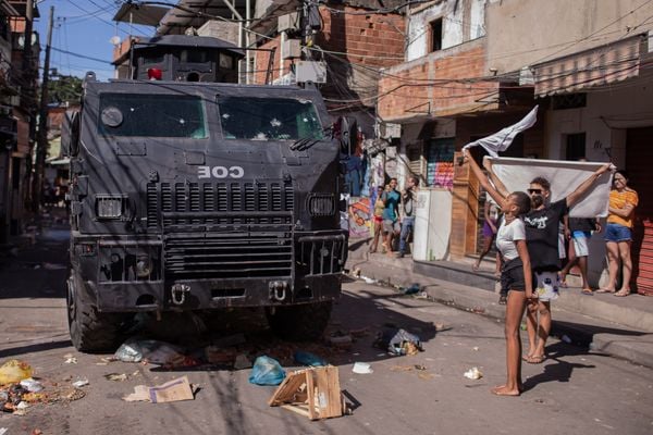 Moradores pedem paz durante protesto no Alemão. Homens do Bope e do Core fazem operação policial no Complexo do Alemão, na zona norte do Rio de Janeiro