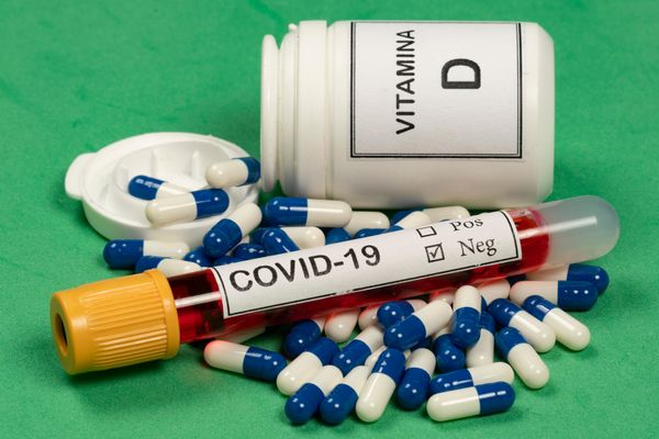 Vitamina D tem sido indicada para pacientes com Covid, mas médicos afirmam que suplemento pode trazer riscos