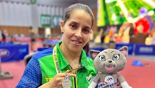 Cátia Oliveira com a medalha da competição