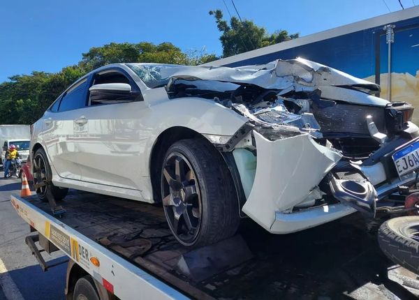 Imagens do estado do carro de Renan após o acidente
