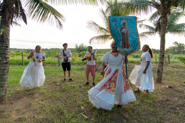 O Congo, com casacas, tambores e chapéus de fitas, também é preservado em Aracruz. A Banda de Congo de São Benedito do Rosário, da Vila Riacho, é a mais antiga do Brasil.