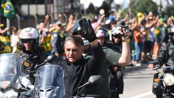 Jair Bolsonaro e seus apoiadores andaram de moto por avenidas importantes e atravessaram a Terceira Ponte durante a visita do presidente ao Estado neste sábado (23)