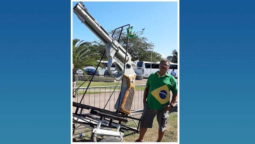 Apoiador leva arma gigante a Marcha par Jesus