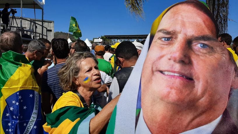Apoiadora com toalha gigante de Bolsonaro