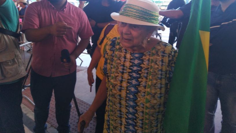 Senhora sendo de 85, de Marataízes, Marlene Carvalho, sendo aplaudida