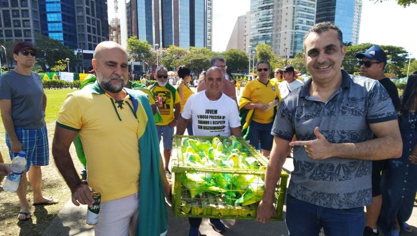 Edson Loureiro, 55, engenheiro. Yuri Fraga, 40, servidor público. No centro, Jardel dos Idosos
