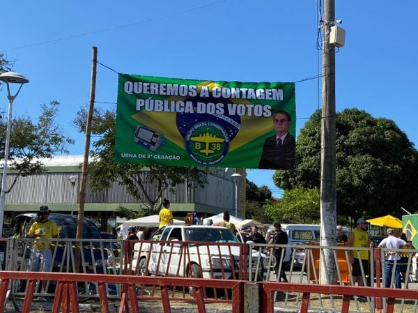Apoiadores de Bolsonaro levam faixa pedindo contagem pública de votos