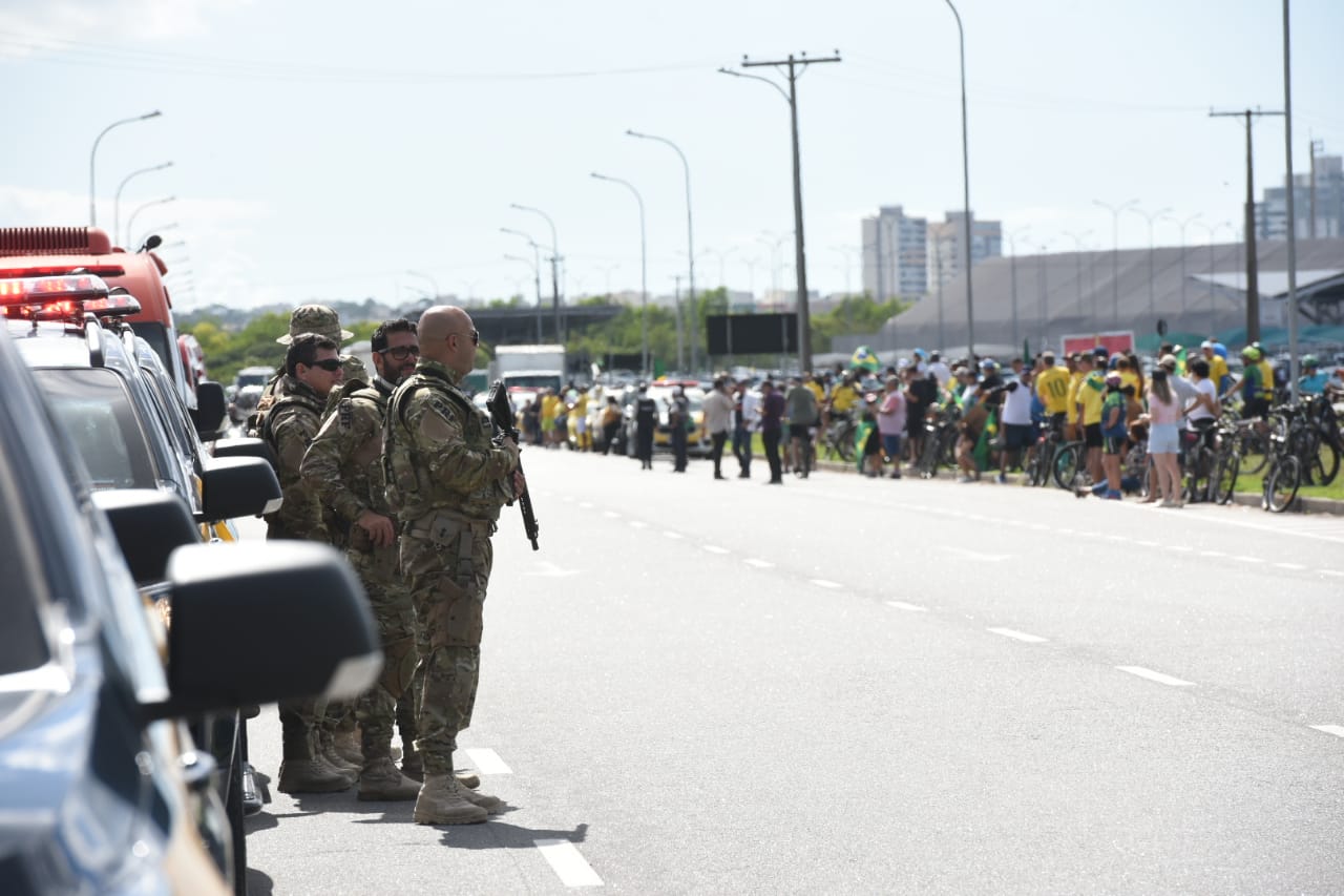 Apoiadores de Bolsonaro próximo ao aeroporto 