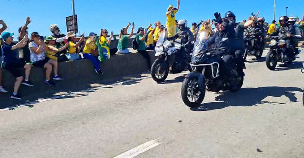 Bolsonaro desce a terceira ponte para participar da Marcha para Jesus por Jair Bolsonaro/Facebook/Reprodução