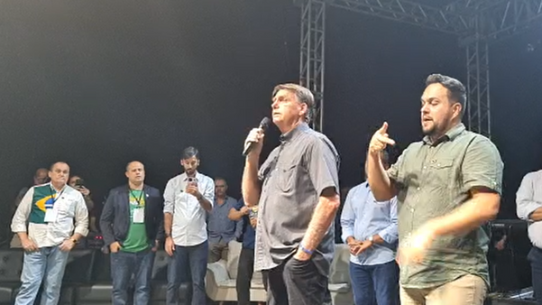 Bolsonaro discursa em culto em área anexa ao Aeroporto de Vitória