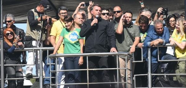 Bolsonaro faz discurso na Praça do Papa em Vitória