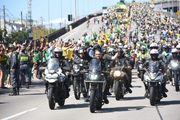 Bolsonaro na descida da terceira ponte - sentido Vitória por Carlos Alberto Silva