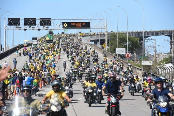 Bolsonaro na descida da terceira ponte - sentido Vitória por Carlos Alberto Silva