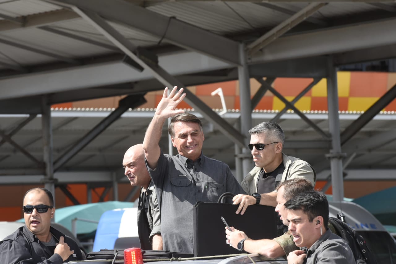 Bolsonaro sobe em carro para ir encontrar grupo que vai participar da motociata