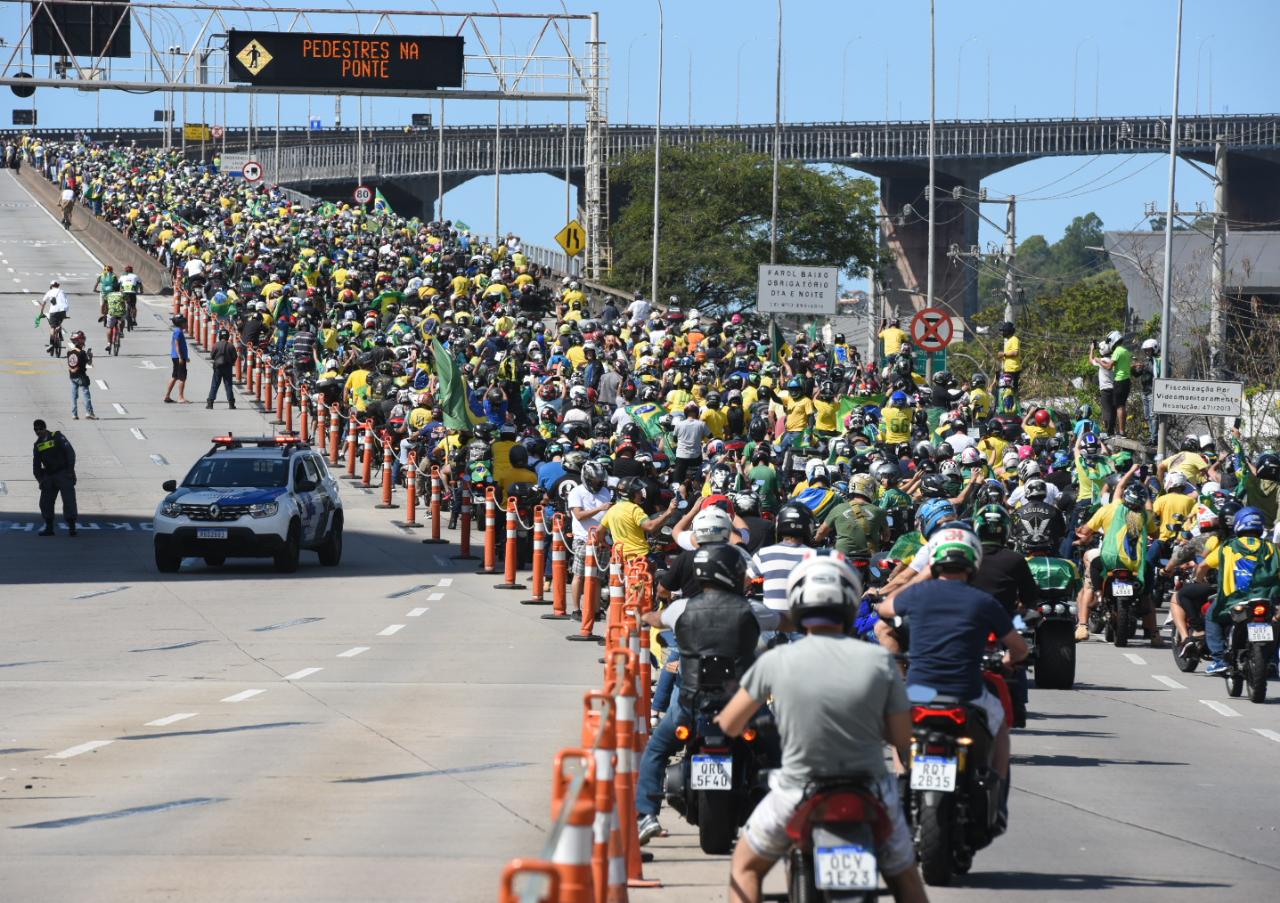 Bolsonaro subindo a ponte e Praia do Canto