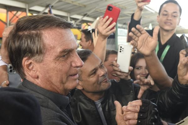 Em visita ao Espírito Santo, presidente Jair Bolsonaro cumprimenta apoiadores no Aeroporto de Vitória