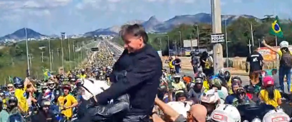 Jair Bolsonaro sobe em moto para participar de motociata com apoiadores em Vitória