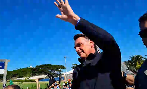 Após discursar na Praça do Papa, em Vitória, durante o evento da Marcha para Jesus, Jair Bolsonaro volta para o aeroporto a bordo de um carro. A multidão que estava no local cumprimenta o presidente. 