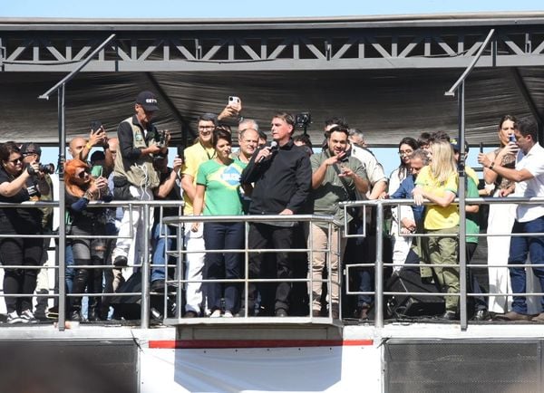 Presidente Jair Bolsonaro discursou na Praça do Papa em acenos aos evangélicos falando de luta do bem contra o mal, criticando a ideologia de gênero e o aborto