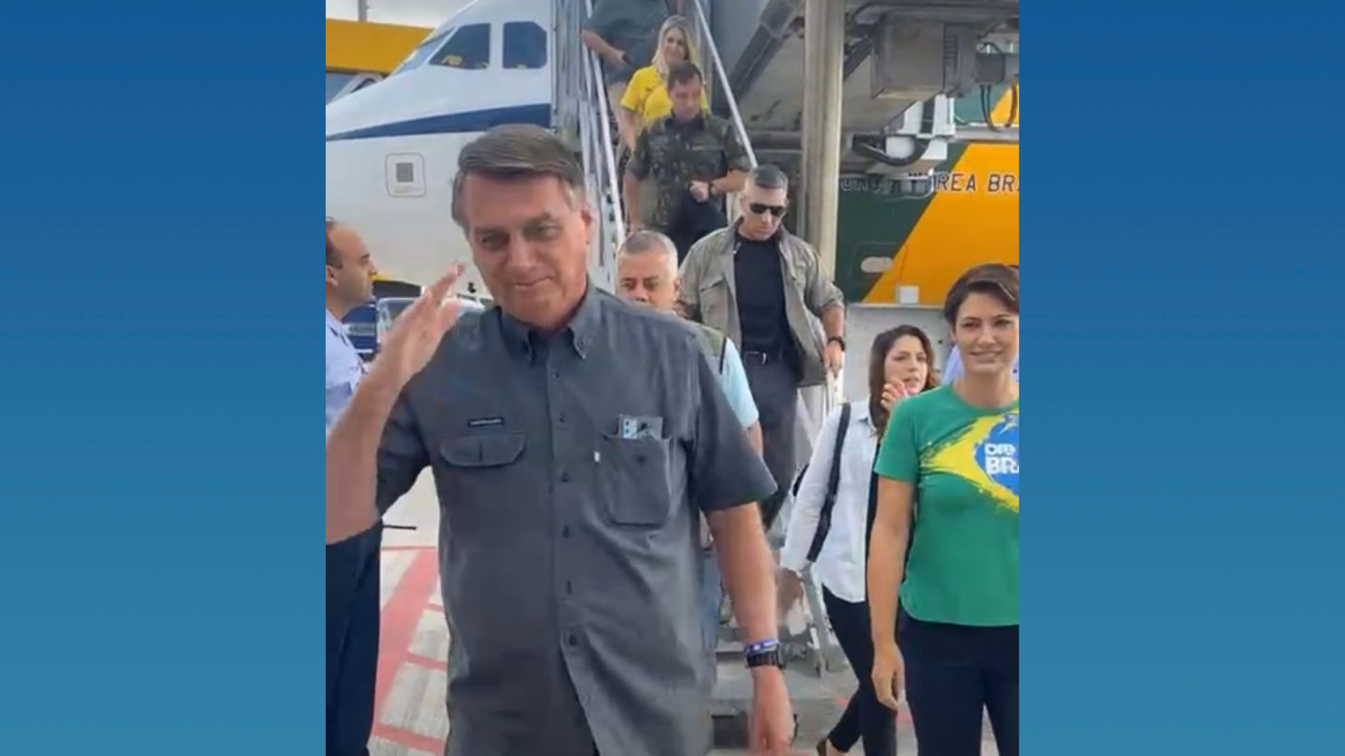 Presidente Jair Bolsonaro em pátio do Aeroporto de Vitória após descer de avião presidencial em visita ao Espírito Santo