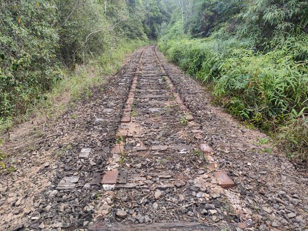Trecho de estrada férrea com trilhos furtados em Vargem Alta