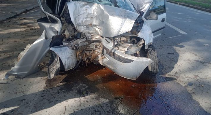 Condutor teria perdido o controle da direção do veículo na tarde desta segunda-feira (25), segundo a PM. Ele foi socorrido para o Hospital São Camilo