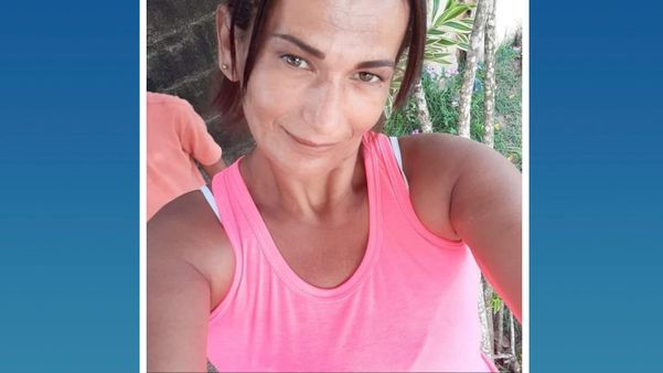 Adriana Pereira Santos, de 42 anos, foi morta a facadas pelo companheiro dentro de casa na madrugada desta segunda-feira (25), em Sooretama