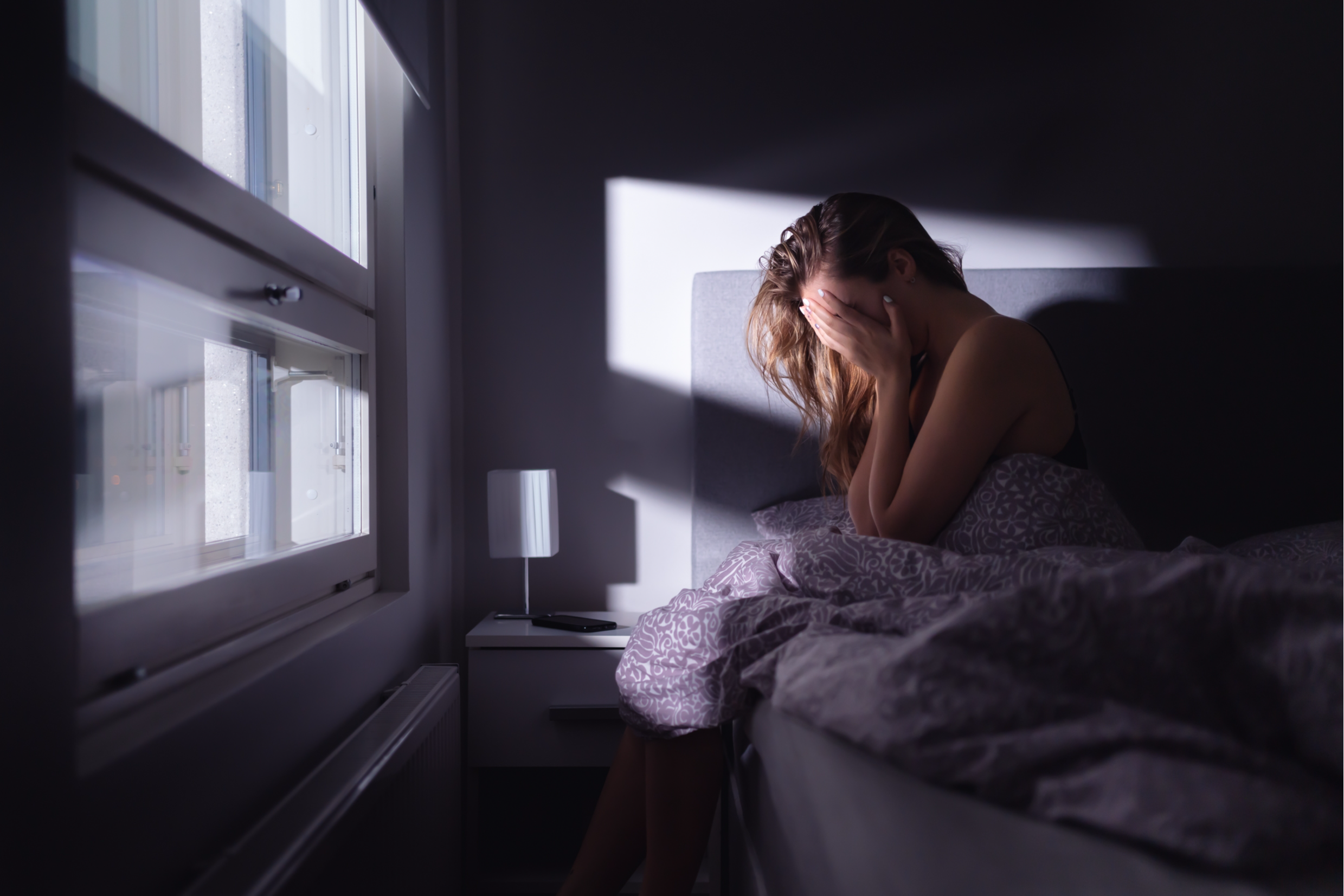 Ansiedade em excesso faz mal e precisa de tratamento quando afeta o dia a dia da pessoa. Crédito: Shutterstock