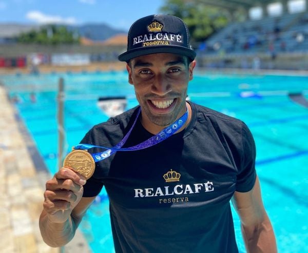 Felipe Messias com uma de suas 5 medalhas de ouro conquistadas no Carioca de natação