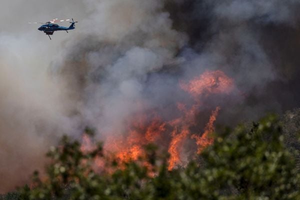 Incêndio florestal força retirada de milhares de pessoas na Califórnia