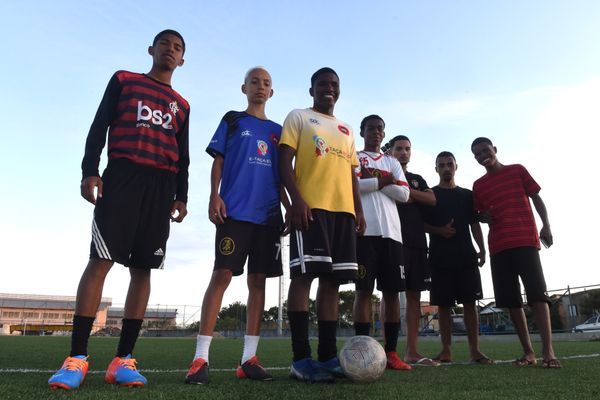 Levi de Souza Paulina, 17 anos, grava vídeos para o Instagram com seus amigos por Carlos Alberto Silva