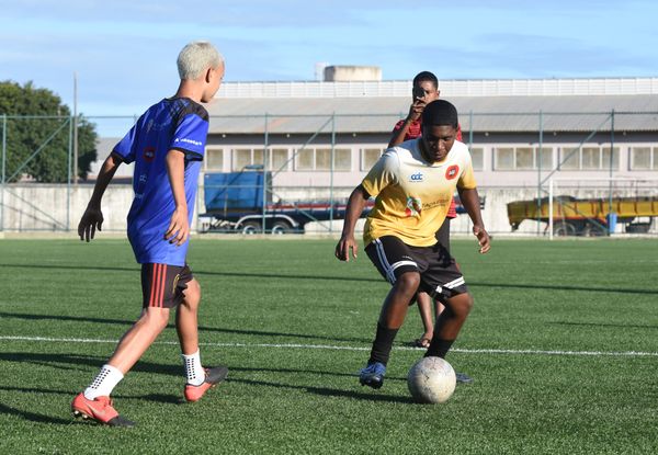 Levi de Souza Paulina, 17 anos, grava vídeos para o Instagram com seus amigos por Carlos Alberto Silva