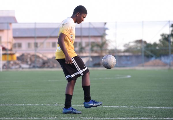 Levi de Souza Paulina, 17 anos, grava vídeos para o Instagram com seus amigos por Carlos Alberto Silva