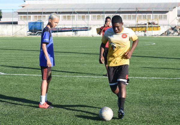 Levi de Souza Paulina, 17 anos, grava vídeos para o Instagram com seus amigos por Carlos Alberto Silva