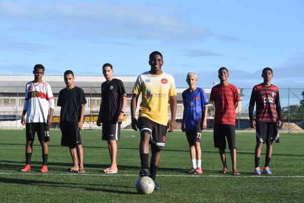 Levi de Souza Paulina, 17 anos, grava vídeos para o Instagram com seus amigos por Carlos Alberto Silva