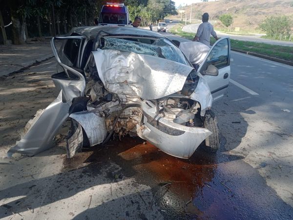 Motorista fica ferido após carro bater em árvore em Aracruz