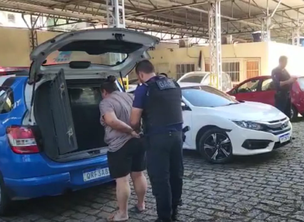Mulher foi presa na última sexta (22) com drogas e uma arma dentro de um carro