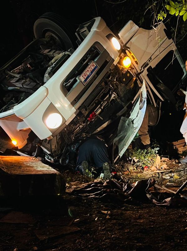 O adolescente e o pai dele chegaram a ficar presos ás ferragens