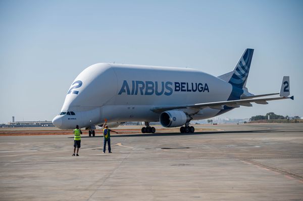 O avião cargueiro Airbus Beluga ST aterrissa no Aeroporto de Viracopos, em Campinas