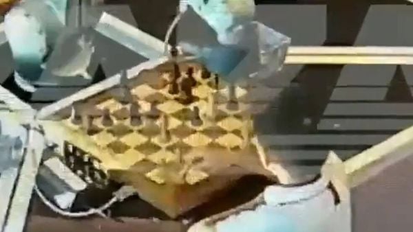 Robô prendeu o dedo da criança de 7 anos enquanto realizava um movimento de xadrez