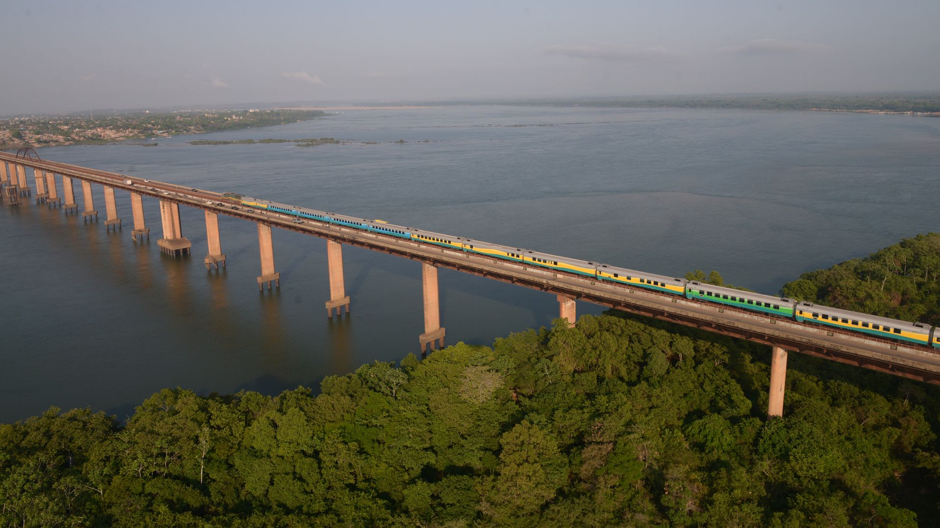 Estrada de Ferro Carajás, liga cidades do Maranhão e do Pará, no Nordeste do Brasil