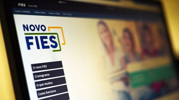 O Fies Social, lançado em 2024, permite o financiamento até 100% dos encargos educacionais e reserva cotas para pretos, pardos, indígenas, quilombolas e pessoas com deficiência