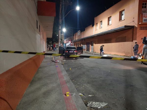 Dois homens são baleados dentro de carro em Cariacica por Caíque Verli