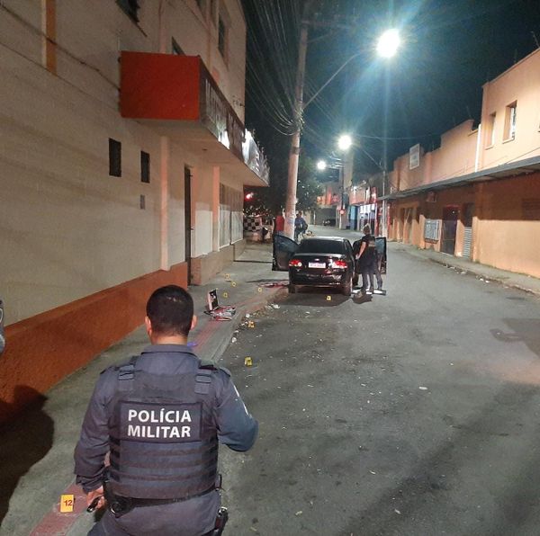 Dois homens são baleados dentro de carro em Cariacica por Caíque Verli