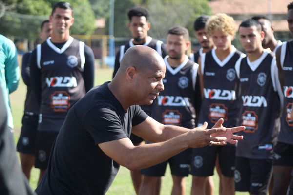 Marcelinho Carioca esteve presente no CT onde treina o Rio Branco para passar dicas e dar apoio aos jogadores