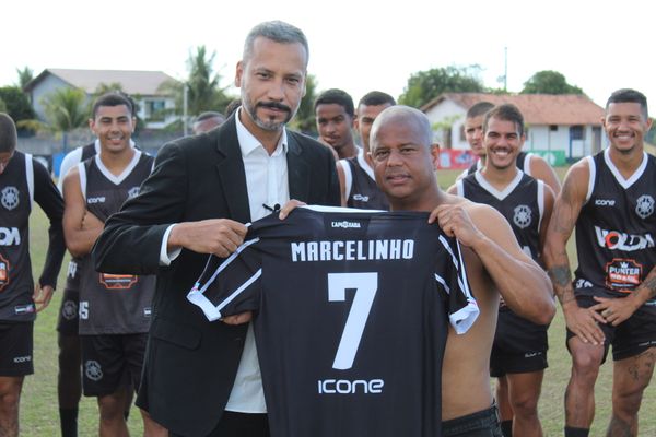 Presidente Paulo Pacheco entregando a camisa personalizada para Marcelinho