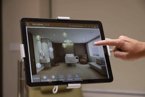 Tablet no quarto permite fazer chamadas de vídeo e controlar luzes 